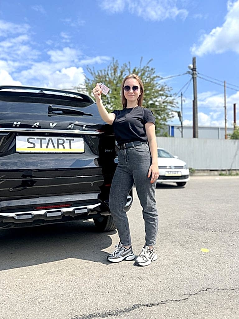 девушка получила права