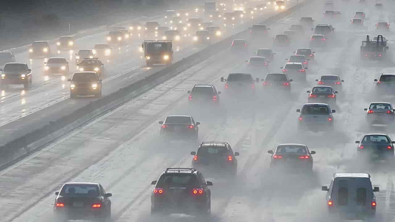 машины на плохой дороге